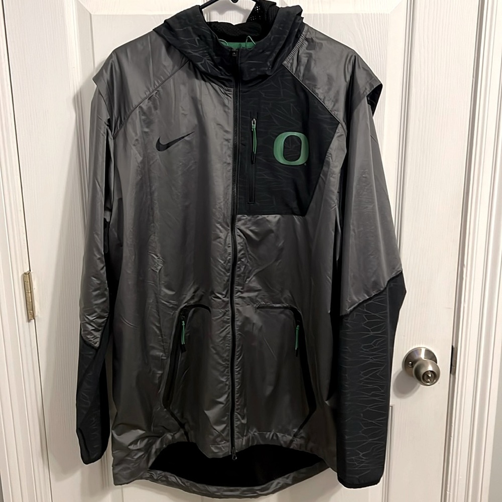 Men’s (size XL) Nike Oregon windbreaker jacket. Never worn but without tags.